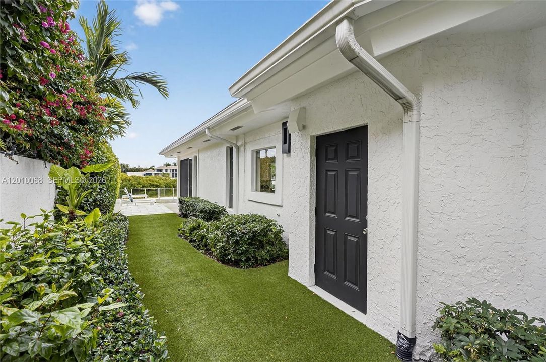 For Sale: $5,750,000 (3 beds, 3 baths, 2536 Square Feet)