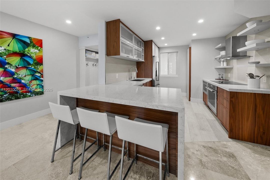 For Sale: $1,025,000 (2 beds, 2 baths, 940 Square Feet)