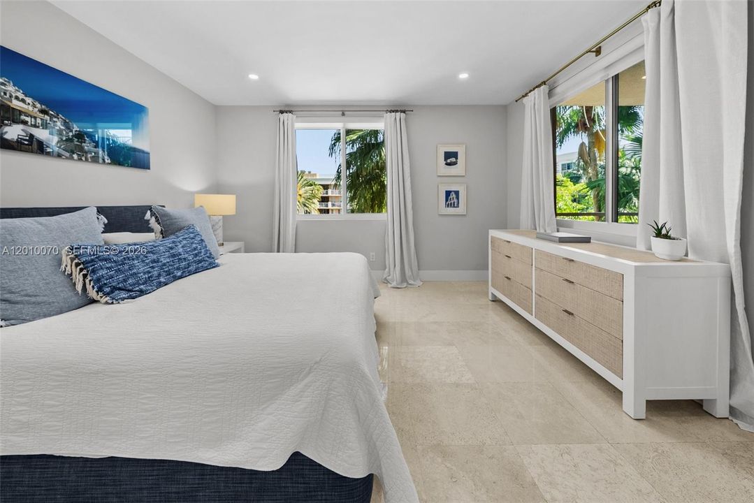 For Sale: $1,025,000 (2 beds, 2 baths, 940 Square Feet)
