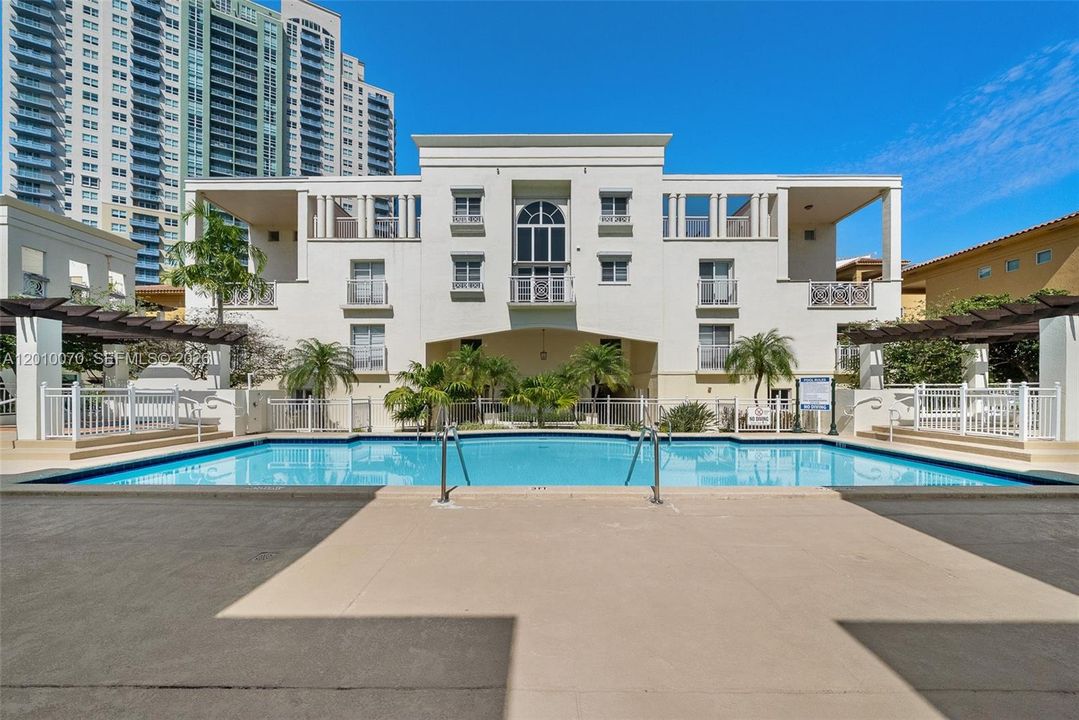 For Sale: $1,025,000 (2 beds, 2 baths, 940 Square Feet)
