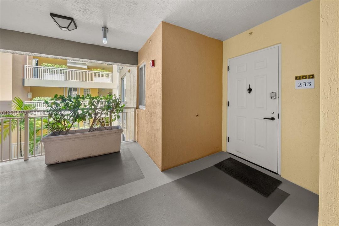 For Sale: $1,025,000 (2 beds, 2 baths, 940 Square Feet)