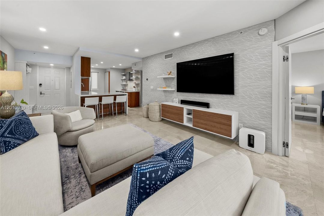 For Sale: $1,025,000 (2 beds, 2 baths, 940 Square Feet)