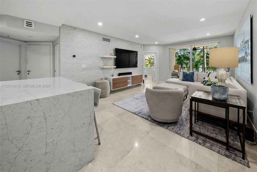 For Sale: $1,025,000 (2 beds, 2 baths, 940 Square Feet)