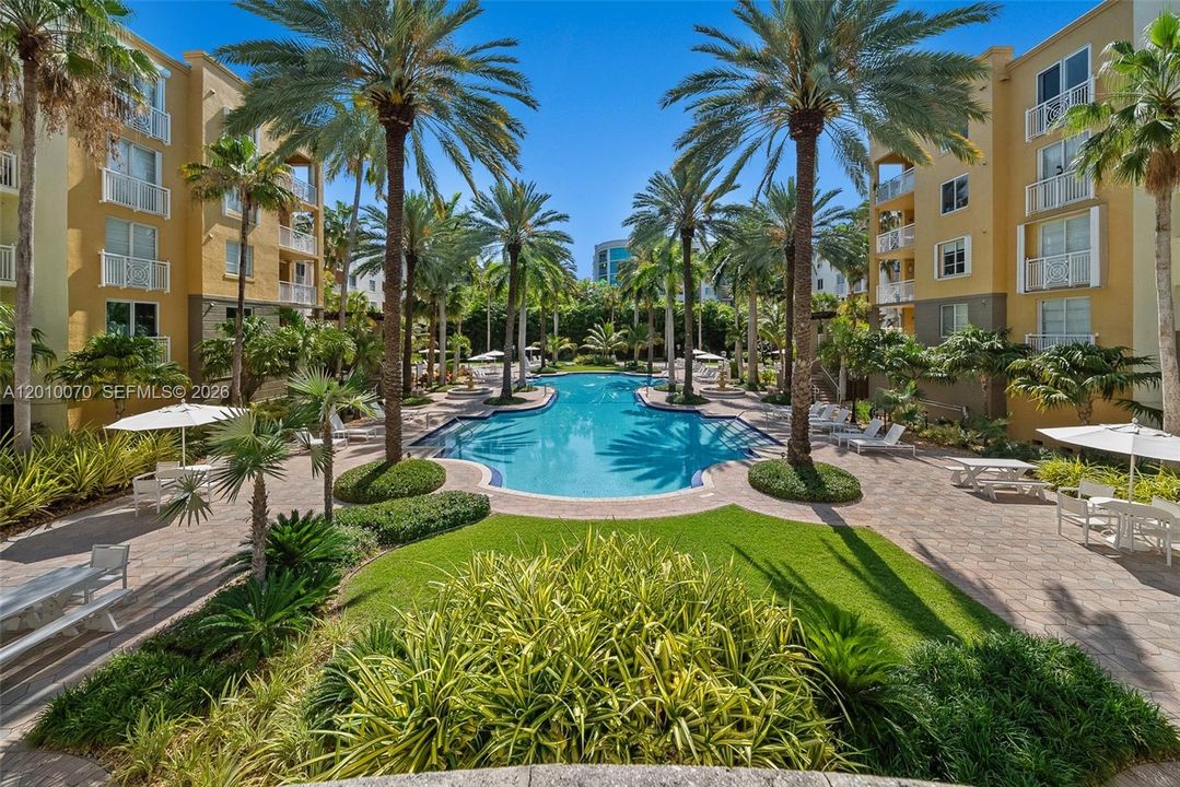 For Sale: $1,025,000 (2 beds, 2 baths, 940 Square Feet)