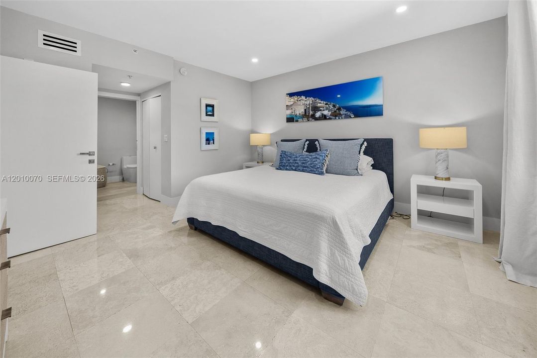 For Sale: $1,025,000 (2 beds, 2 baths, 940 Square Feet)