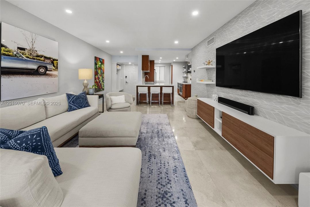 For Sale: $1,025,000 (2 beds, 2 baths, 940 Square Feet)