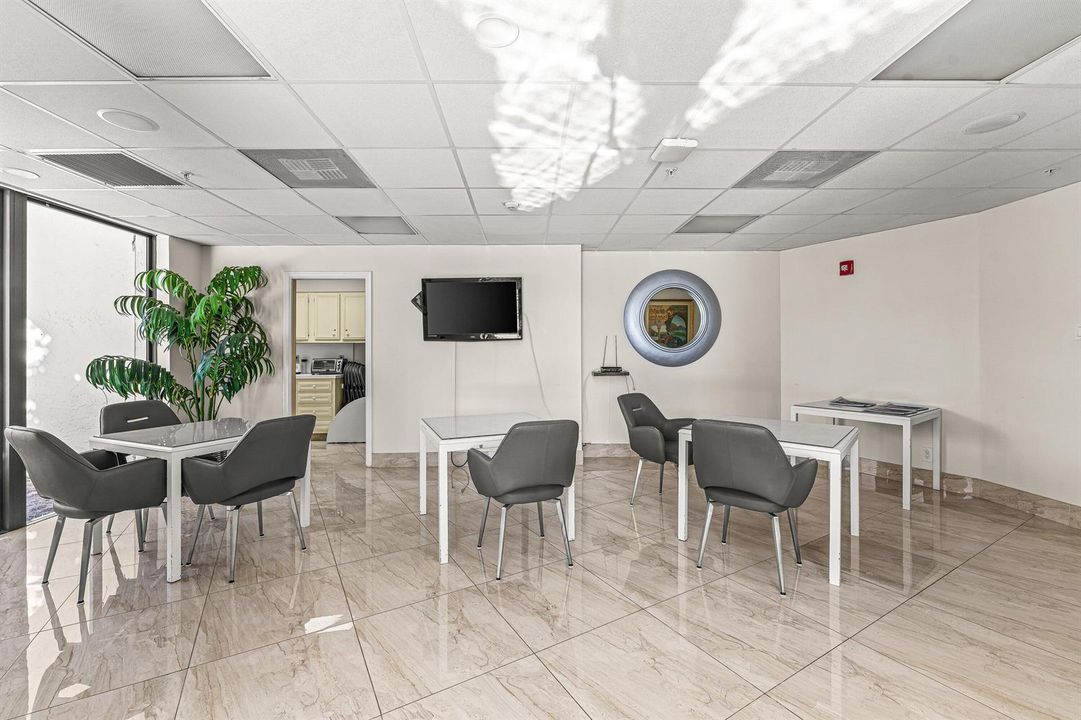 10 Business Room
