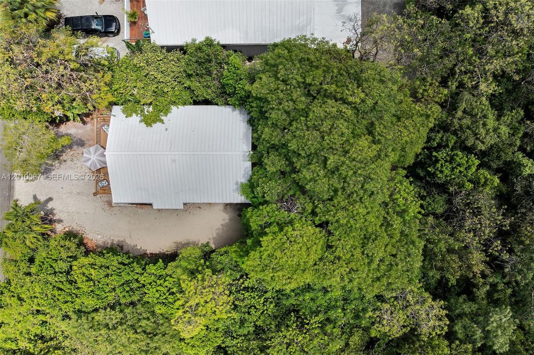 For Sale: $599,000 (2 beds, 1 baths, 900 Square Feet)