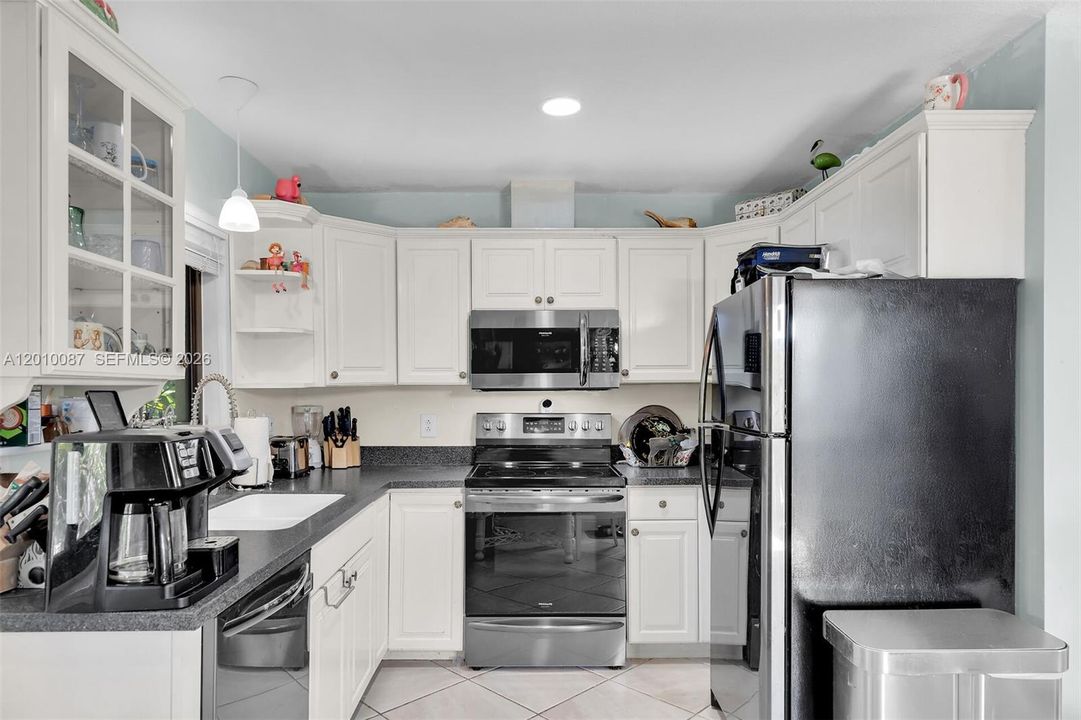 For Sale: $599,000 (2 beds, 1 baths, 900 Square Feet)
