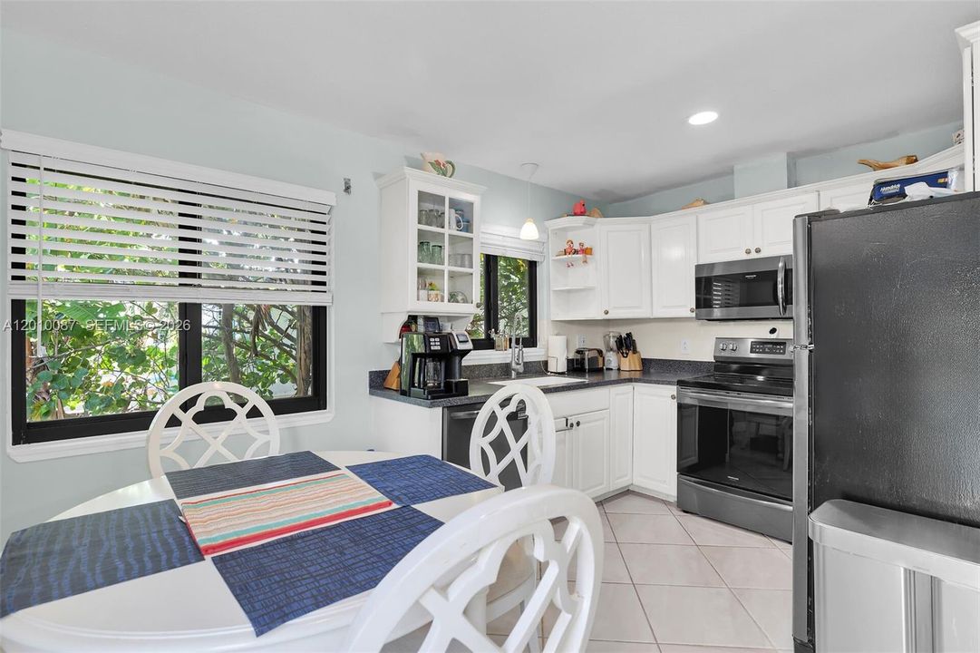 For Sale: $599,000 (2 beds, 1 baths, 900 Square Feet)