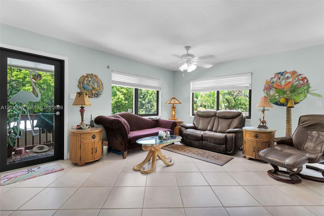 For Sale: $599,000 (2 beds, 1 baths, 900 Square Feet)