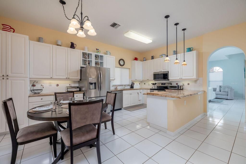 7 Kitchen and Eating Area