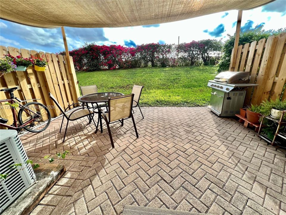 Active With Contract: $2,800 (2 beds, 2 baths, 1050 Square Feet)