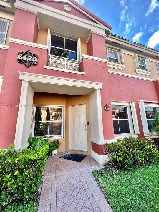 Active With Contract: $2,800 (2 beds, 2 baths, 1050 Square Feet)