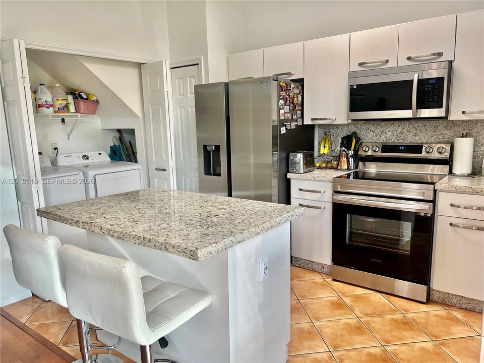Active With Contract: $2,800 (2 beds, 2 baths, 1050 Square Feet)