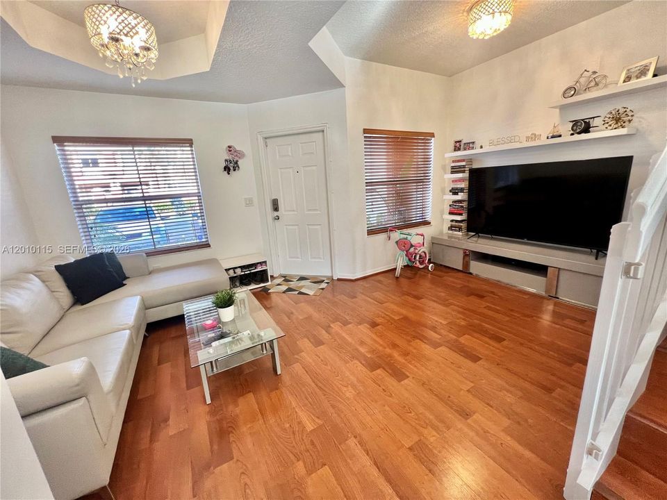 Active With Contract: $2,800 (2 beds, 2 baths, 1050 Square Feet)