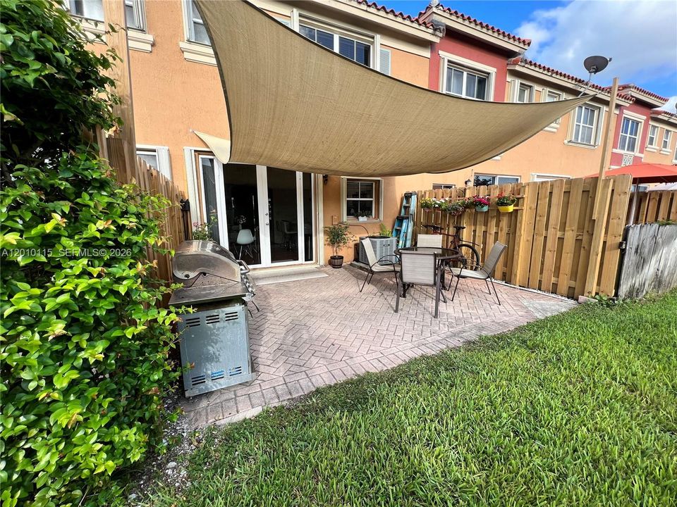 Active With Contract: $2,800 (2 beds, 2 baths, 1050 Square Feet)