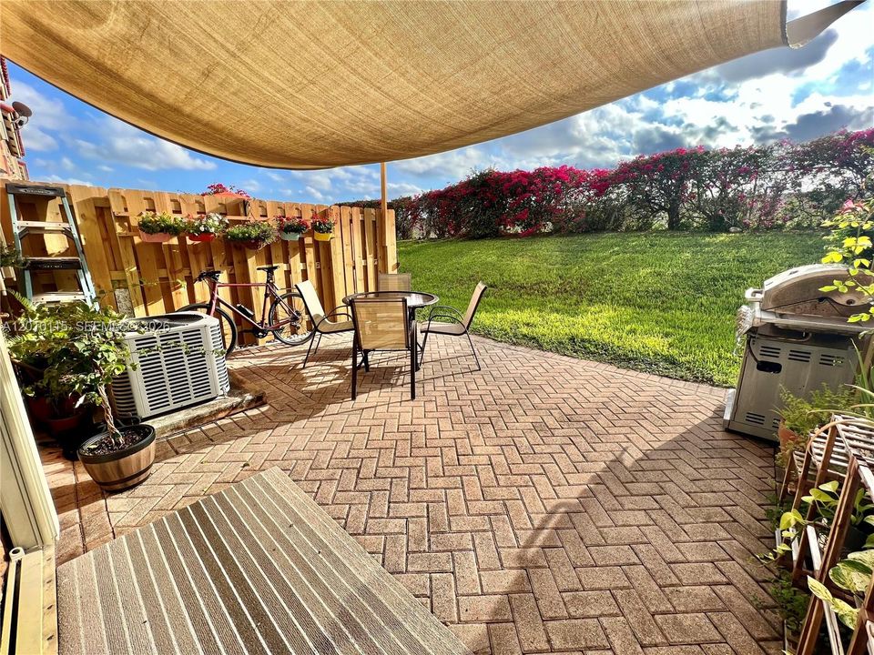 Active With Contract: $2,800 (2 beds, 2 baths, 1050 Square Feet)