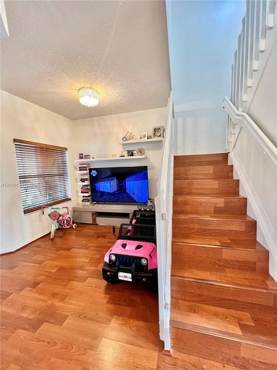 Active With Contract: $2,800 (2 beds, 2 baths, 1050 Square Feet)