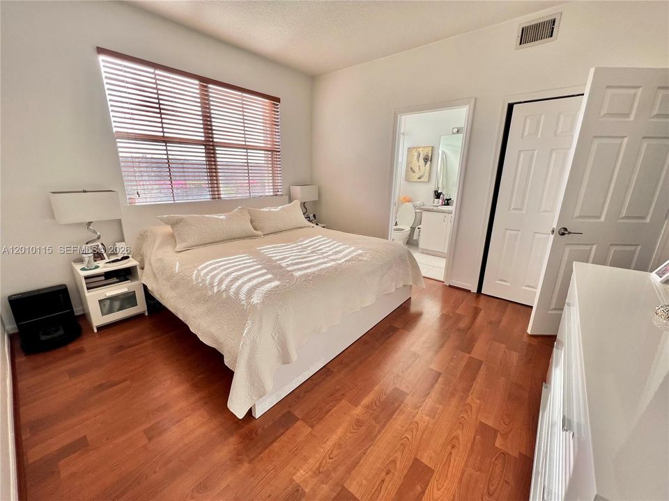 Active With Contract: $2,800 (2 beds, 2 baths, 1050 Square Feet)