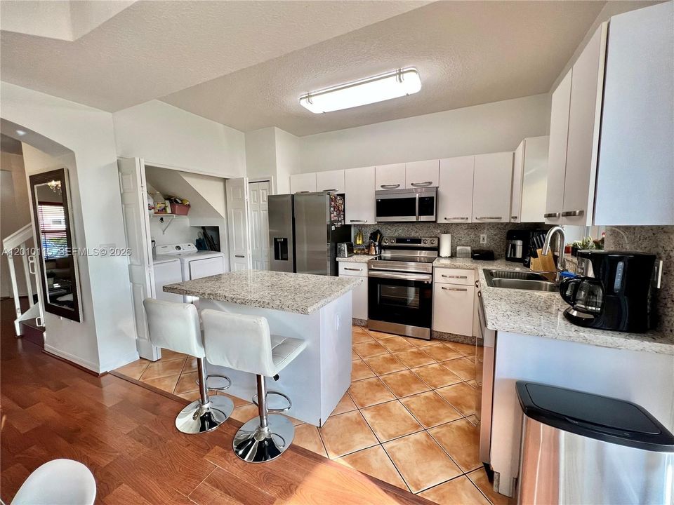 Active With Contract: $2,800 (2 beds, 2 baths, 1050 Square Feet)
