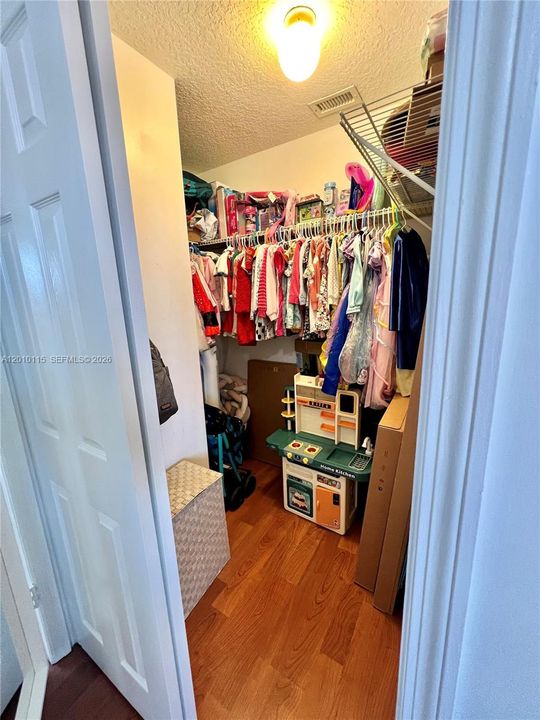 Active With Contract: $2,800 (2 beds, 2 baths, 1050 Square Feet)