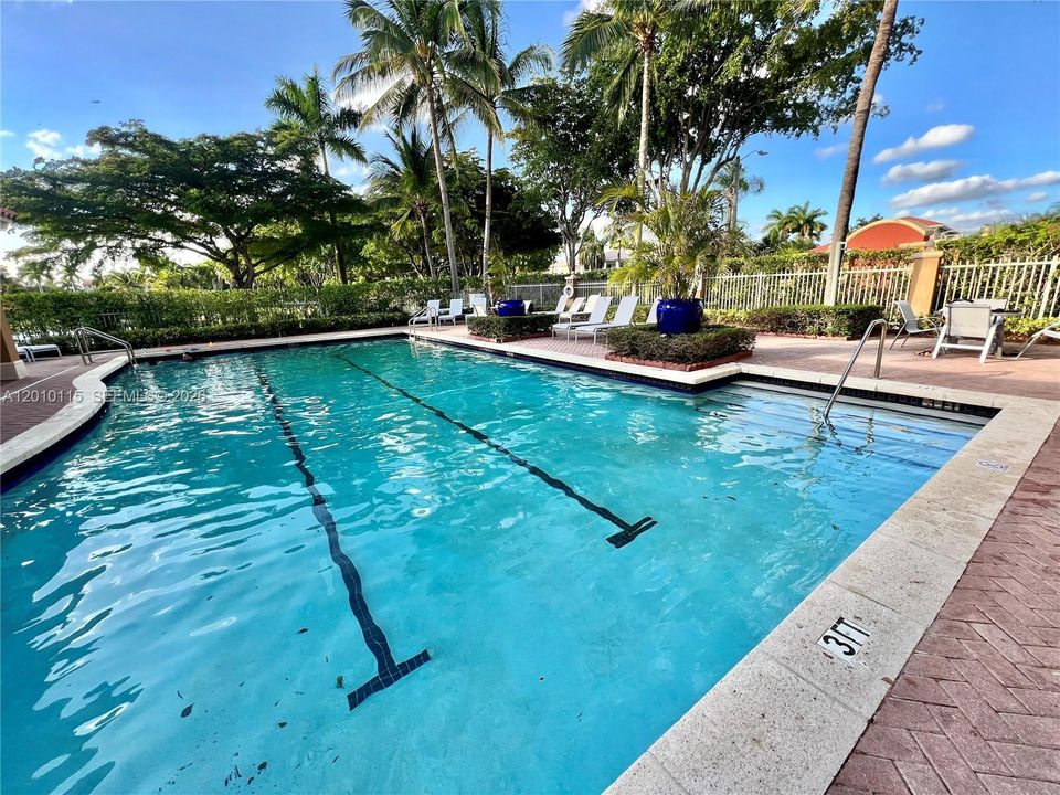 Active With Contract: $2,800 (2 beds, 2 baths, 1050 Square Feet)