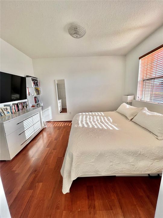 Active With Contract: $2,800 (2 beds, 2 baths, 1050 Square Feet)