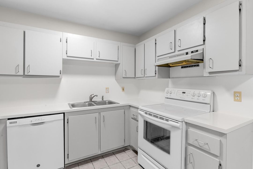 13868 York Ct Unit C-large-016-022-DSC 8