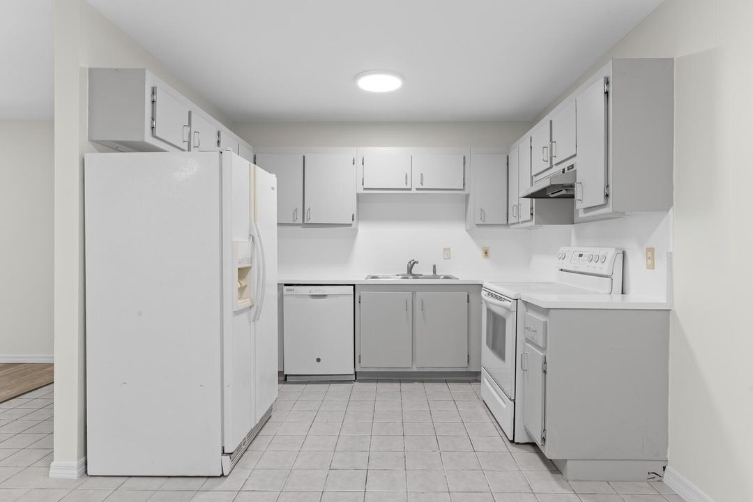 13868 York Ct Unit C-large-014-012-DSC 8