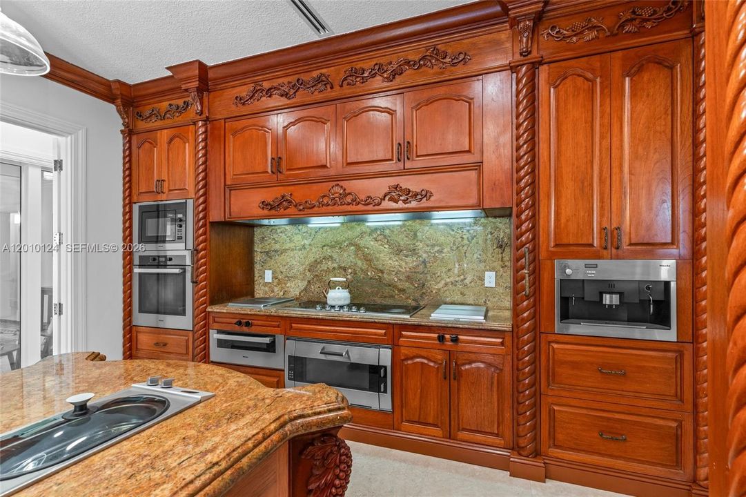 For Sale: $8,995,000 (6 beds, 6 baths, 8226 Square Feet)