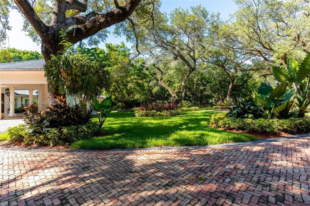 For Sale: $8,995,000 (6 beds, 6 baths, 8226 Square Feet)