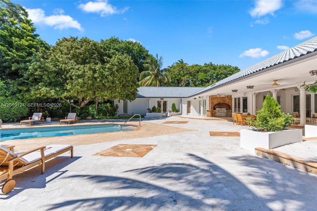 For Sale: $8,995,000 (6 beds, 6 baths, 8226 Square Feet)