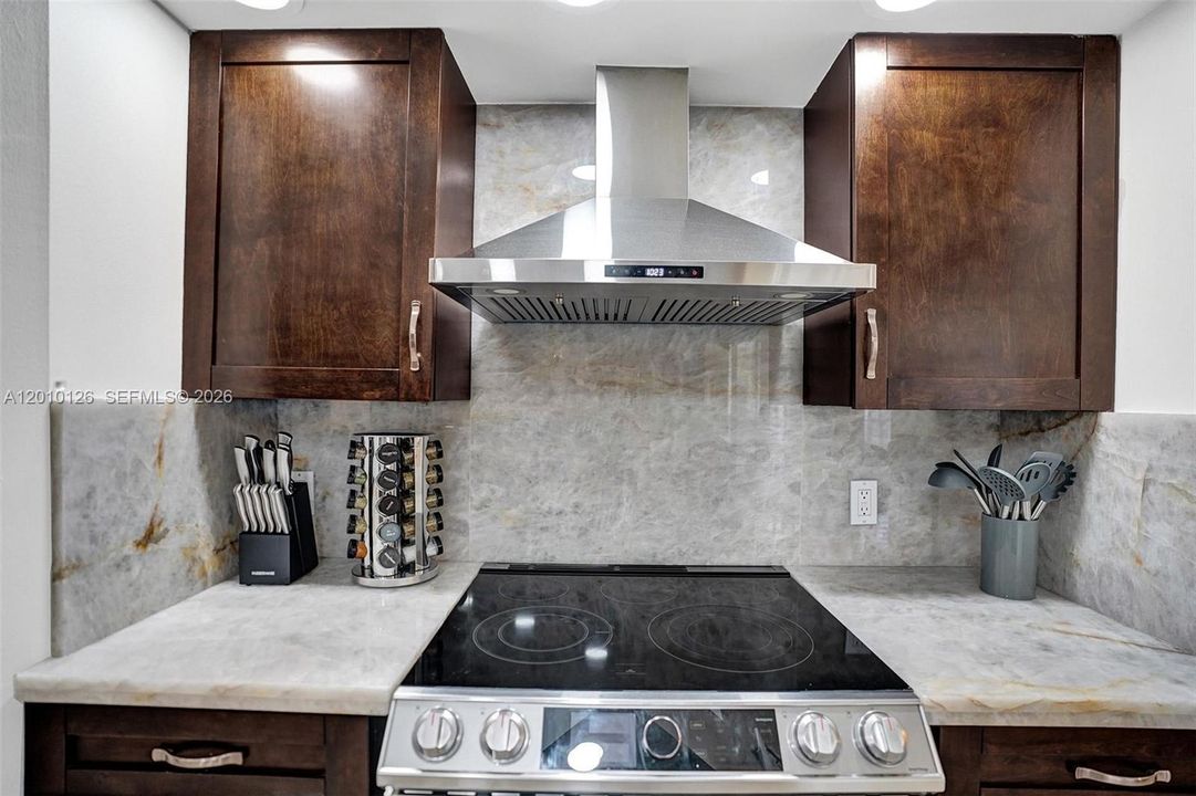 En Venta: $2,400,000 (8 camas, 4 baños, 2776 Pies cuadrados)