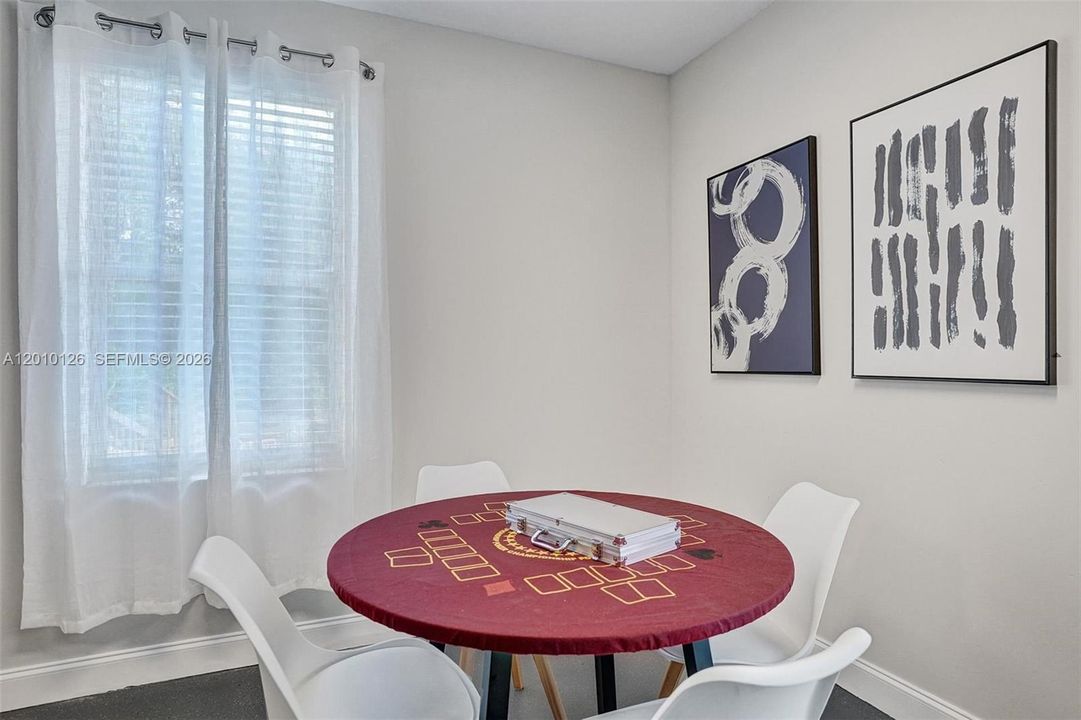 En Venta: $2,400,000 (8 camas, 4 baños, 2776 Pies cuadrados)