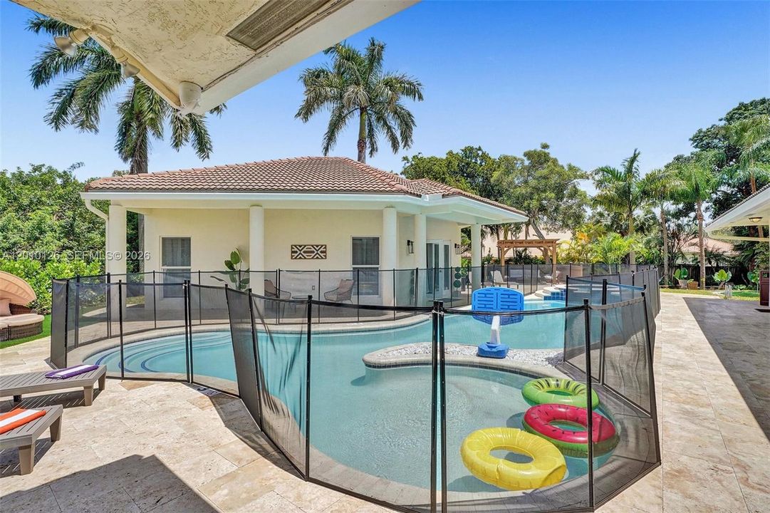 En Venta: $2,400,000 (8 camas, 4 baños, 2776 Pies cuadrados)