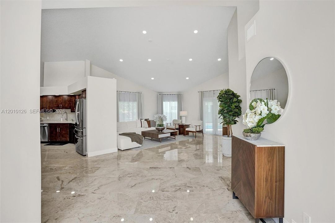 En Venta: $2,400,000 (8 camas, 4 baños, 2776 Pies cuadrados)