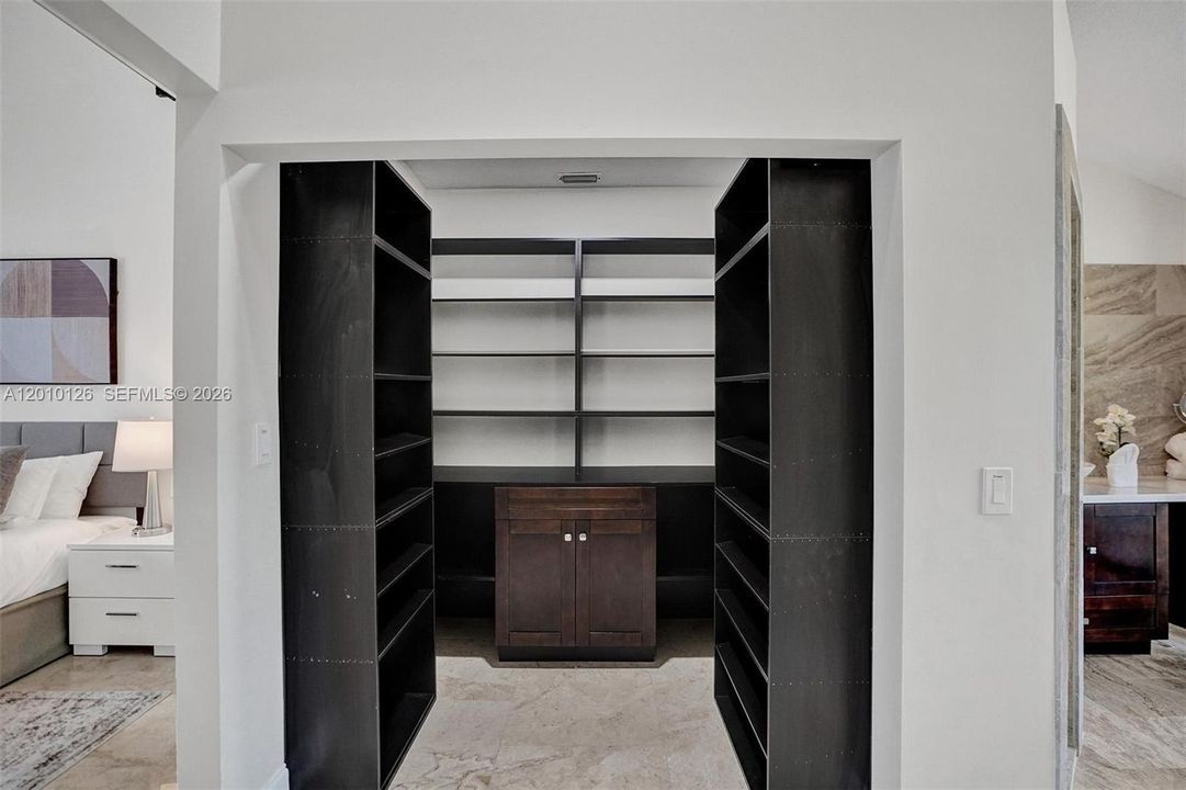 En Venta: $2,400,000 (8 camas, 4 baños, 2776 Pies cuadrados)