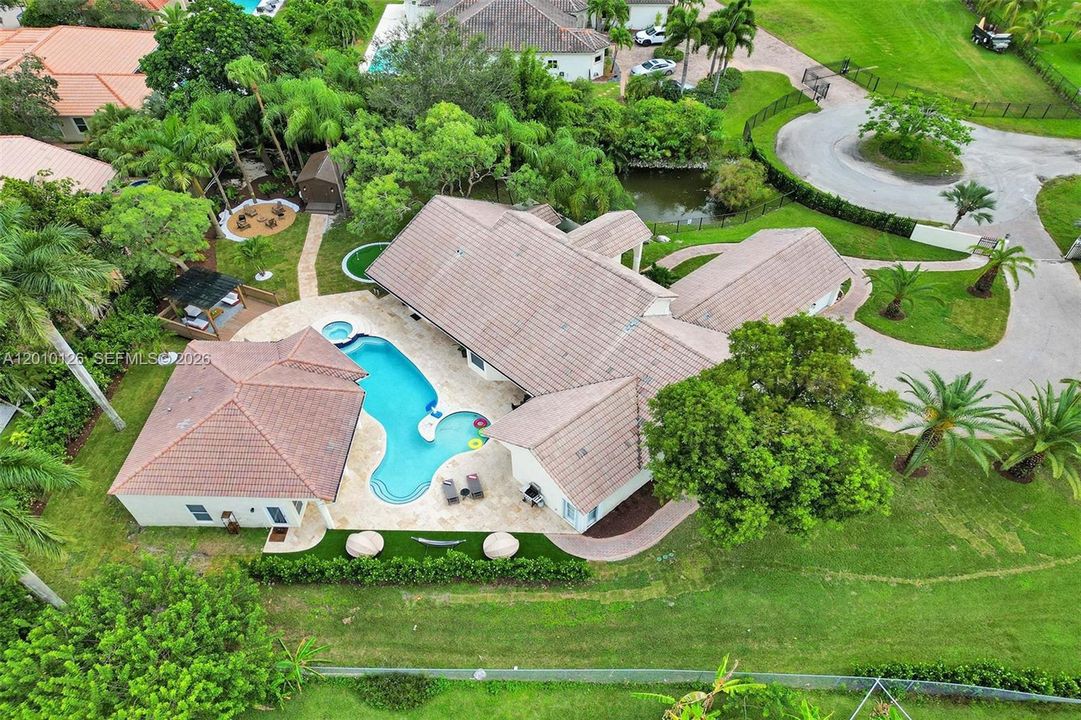 En Venta: $2,400,000 (8 camas, 4 baños, 2776 Pies cuadrados)