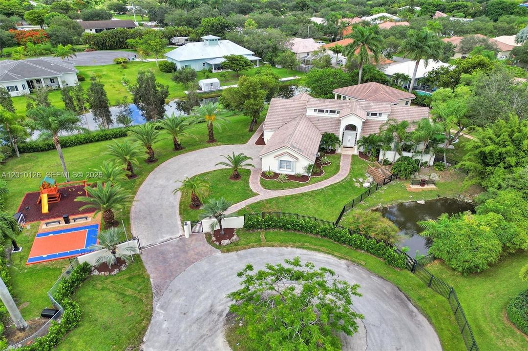 En Venta: $2,400,000 (8 camas, 4 baños, 2776 Pies cuadrados)