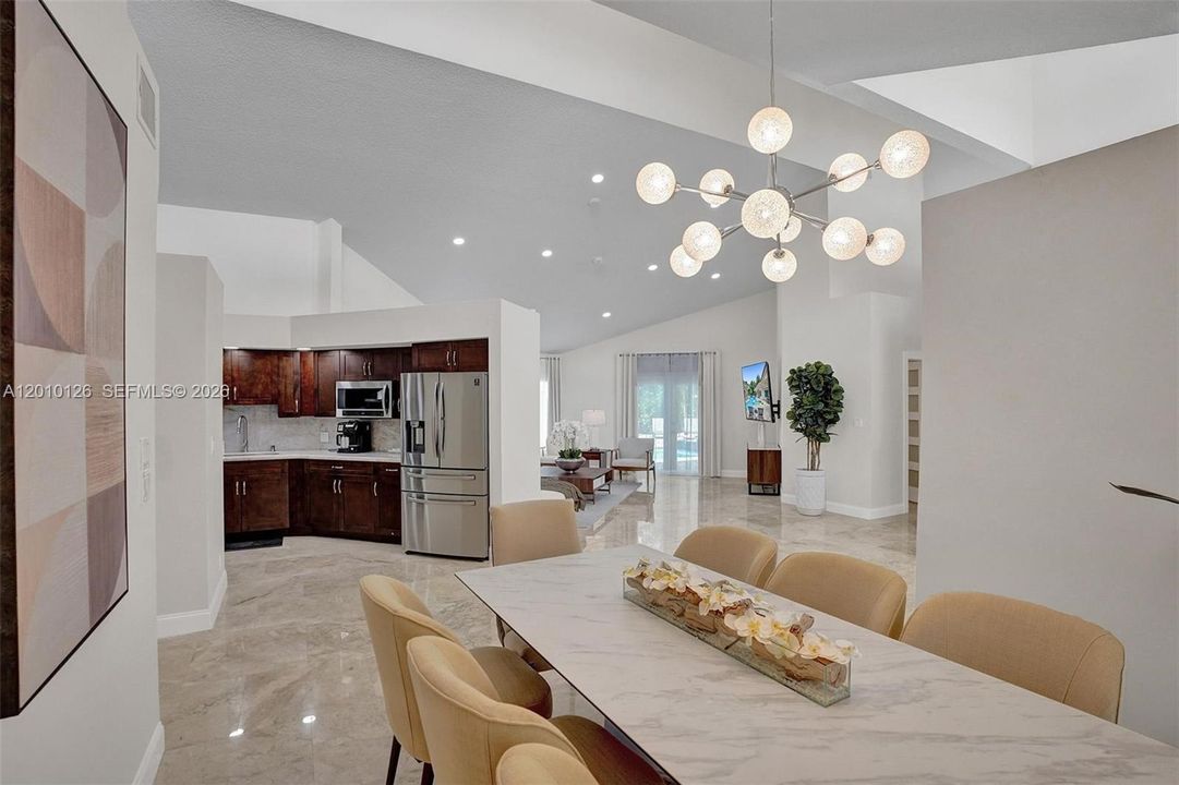 En Venta: $2,400,000 (8 camas, 4 baños, 2776 Pies cuadrados)