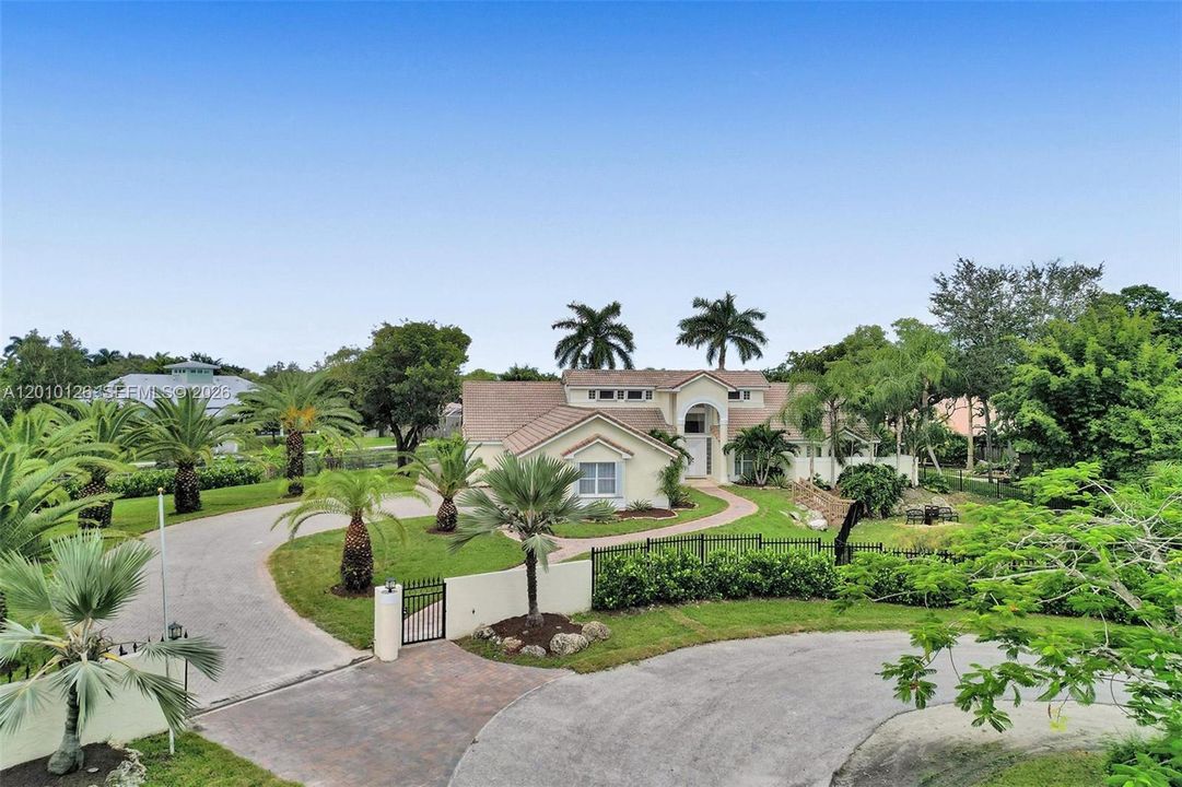 En Venta: $2,400,000 (8 camas, 4 baños, 2776 Pies cuadrados)