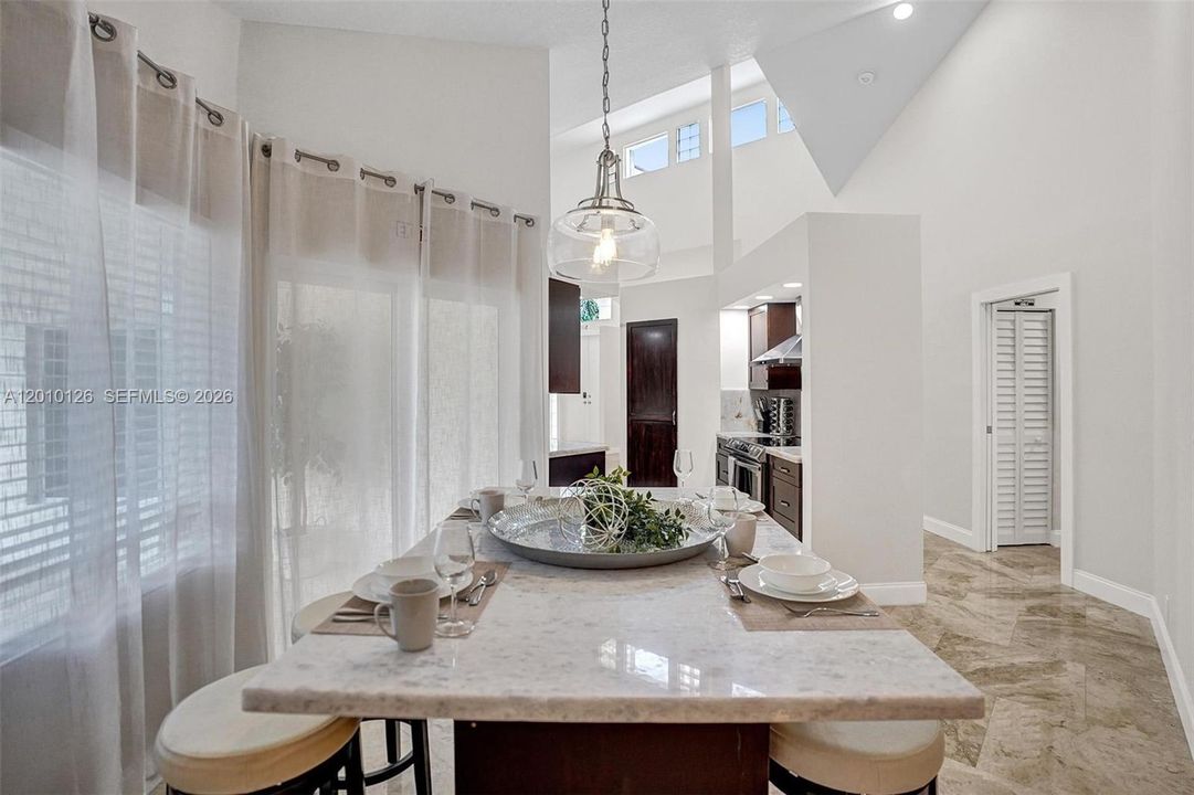 En Venta: $2,400,000 (8 camas, 4 baños, 2776 Pies cuadrados)