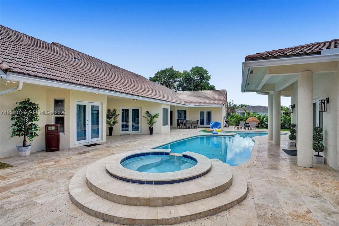En Venta: $2,400,000 (8 camas, 4 baños, 2776 Pies cuadrados)