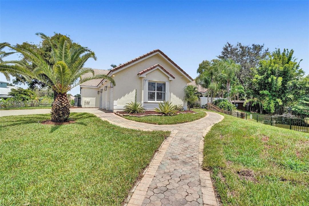 En Venta: $2,400,000 (8 camas, 4 baños, 2776 Pies cuadrados)