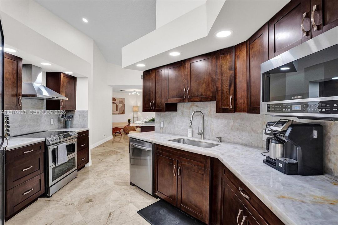 En Venta: $2,400,000 (8 camas, 4 baños, 2776 Pies cuadrados)