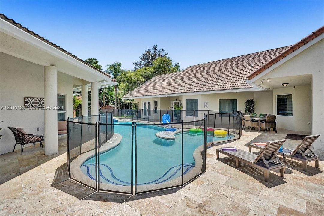 En Venta: $2,400,000 (8 camas, 4 baños, 2776 Pies cuadrados)