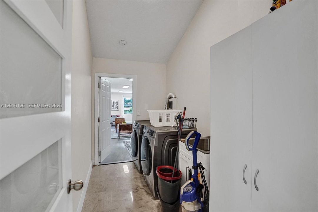 En Venta: $2,400,000 (8 camas, 4 baños, 2776 Pies cuadrados)