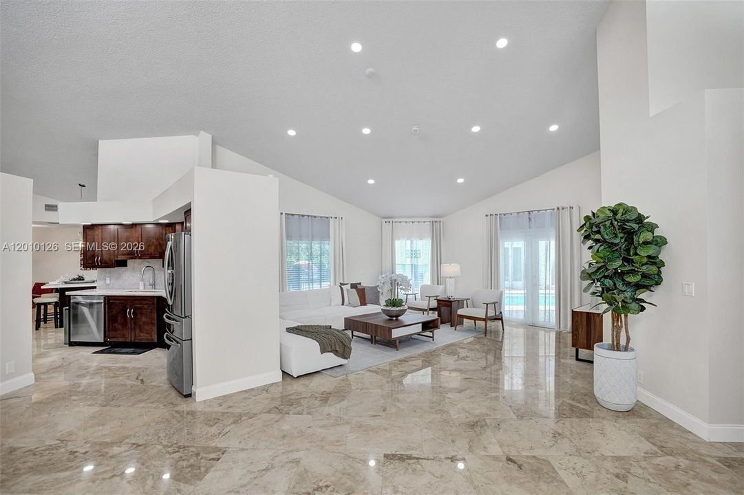 En Venta: $2,400,000 (8 camas, 4 baños, 2776 Pies cuadrados)
