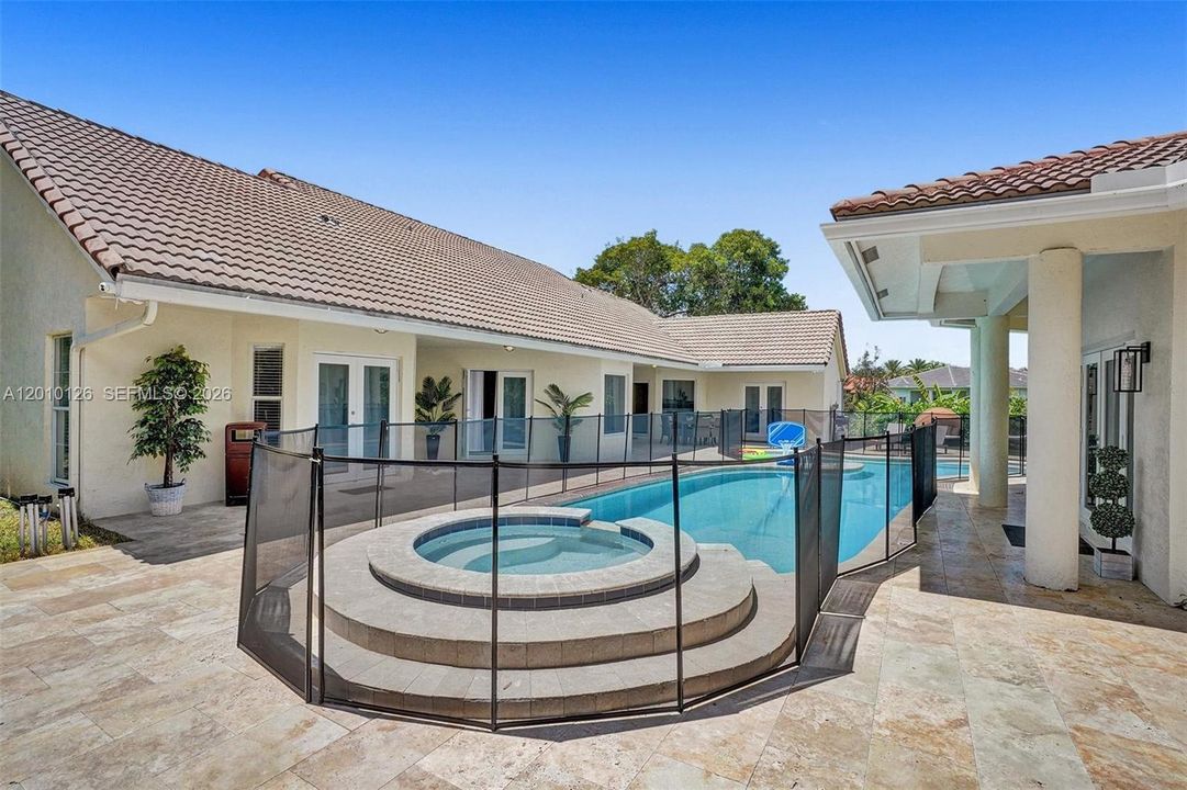 En Venta: $2,400,000 (8 camas, 4 baños, 2776 Pies cuadrados)